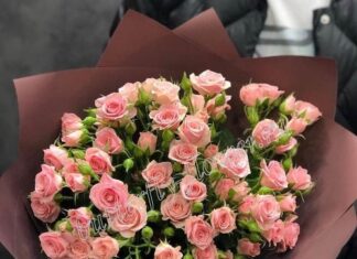 Как правильно подарить букет кустовых роз девушке