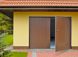 Распашные ворота: особенности и рекомендации по выбору