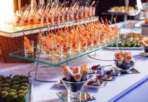 Экономия времени и денег: выгоды выездного кейтеринга для любого события