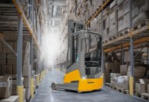 Техника для склада: от рохлей до погрузчиков — выбираем оптимальное решение