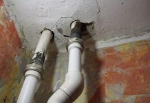 Прорыв стояка или трубы в стене: кто должен платить за ремонт, если коммуникации скрыты?