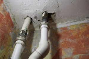 Прорыв стояка или трубы в стене: кто должен платить за ремонт, если коммуникации скрыты?