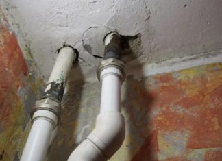 Прорыв стояка или трубы в стене: кто должен платить за ремонт, если коммуникации скрыты?