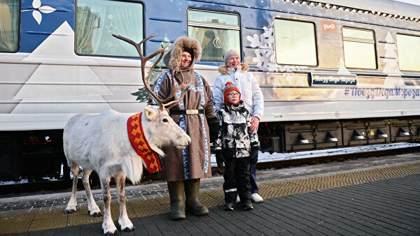 Дед Мороз завершил новогоднее путешествие на сказочном поезде