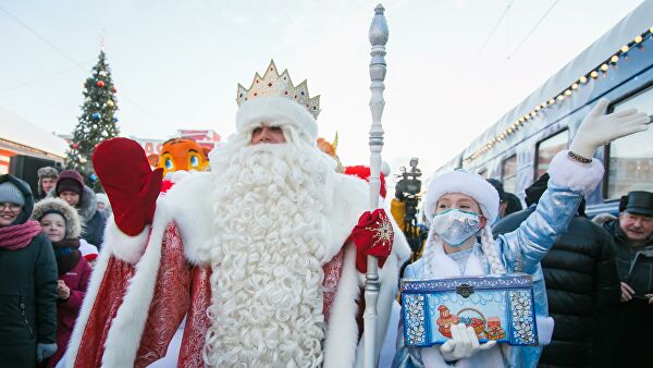 Дед Мороз завершил новогоднее путешествие на сказочном поезде