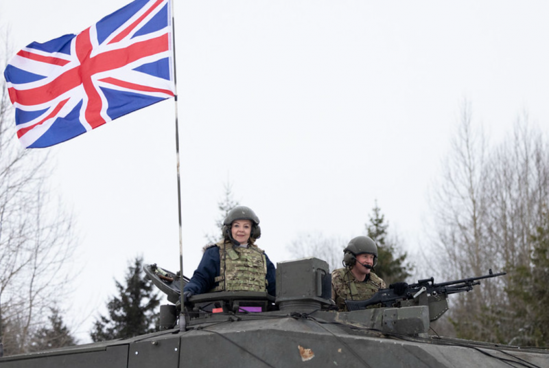 Глава МИД Великобритании прокатилась на танке у границ РФ