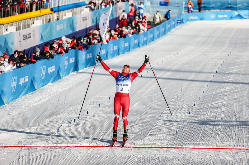 Лыжник Большунов принес сборной России первую золотую медаль на Олимпиаде в Пекине

