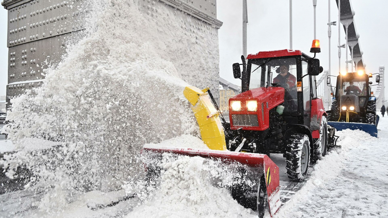 Максимальное число техники будет очищать Москву от снега, заявил заммэра 