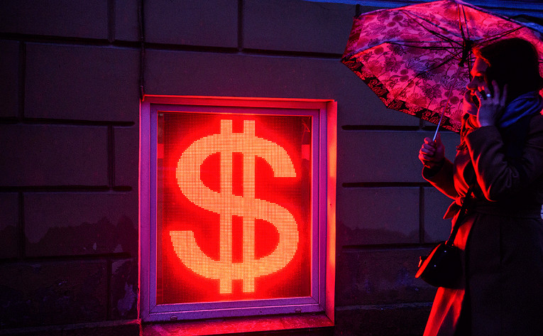 Пока вы не уснули: судьба доллара в России и закрытие телешоу "Поле Чудес"