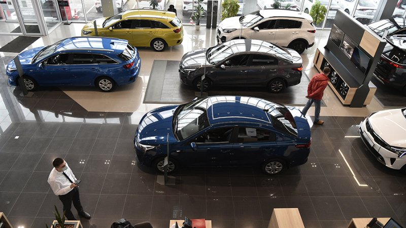 Продажи новых автомобилей в России в январе сократились на 3,7%
